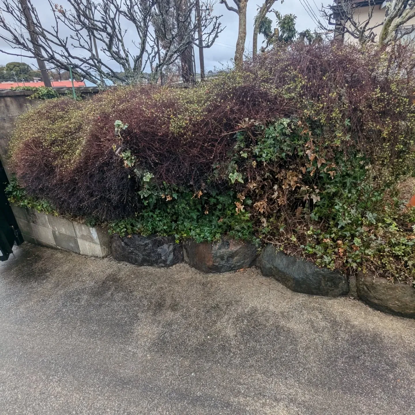 少し前にお庭のリホームのご相談を受けていたお客様の工事がほぼ...